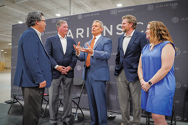 Gov-Lee-with-Ariens-Family.png